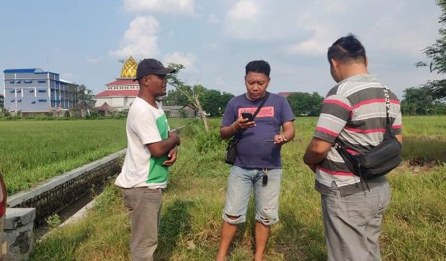 Anggota Unit Reskrim Polsekta Mojoroto turun ke lokasi gudang (istimewa)