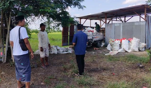 Ketua LPMK Heri Nurdianto dan pengurus Ponpes Al Mahrusiyah saat mendatangi gudang (istimewa)