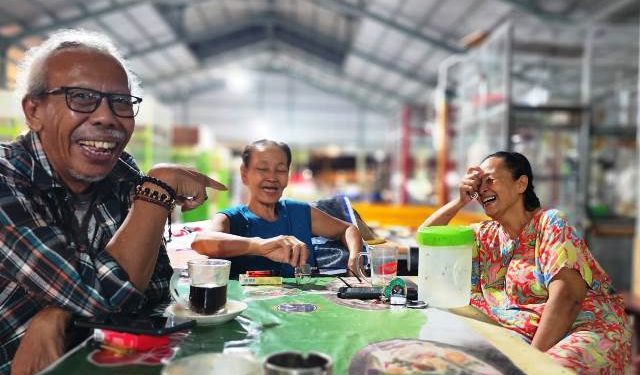 Suasana di Pasar Wates dipenuhi pengunjung (Nanang Priyo Basuki)