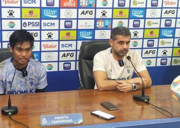 Luis Duran selaku Pelatih Persita didampingi kiper Kartika Adjie (Sigit Cahya Setiawan)