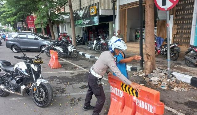 Anggota Satlantas Polres Kediri Kota saat melakukan pembersihan area larangan parkir (satlantas)