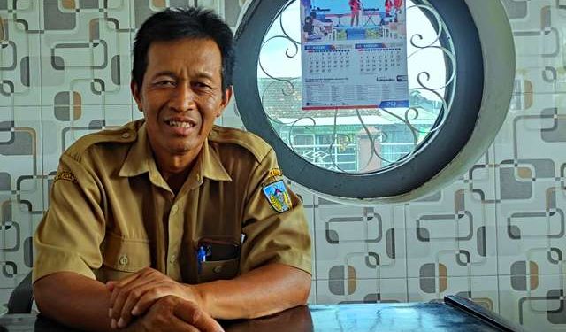 Makin Muhsin, Kades Batuaji saat ditemui di ruang kerjanya (Wildan Wahid Hasyim)