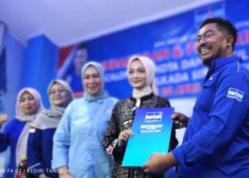 Vinanda saat mendaftar ke DPC Partai Demokrat (Nanang Priyo Basuki)