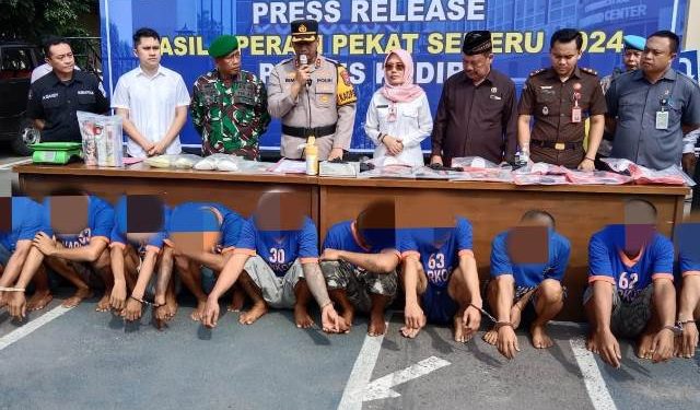 Kapolres Kediri AKBP Bimo didampingi Wabup Dewi Mariya Ulfa saat jumpa pers hasil ungkap Operasi Pekat (Wildan Wahid Hasyim)