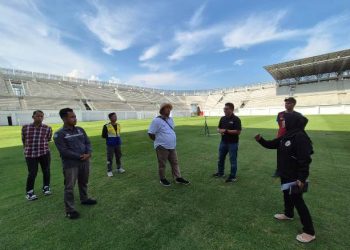 Tim PSSI didampingi Manajemen Persik Kediri saat meninjau Stadion Gelora Daha Jayati (persik)