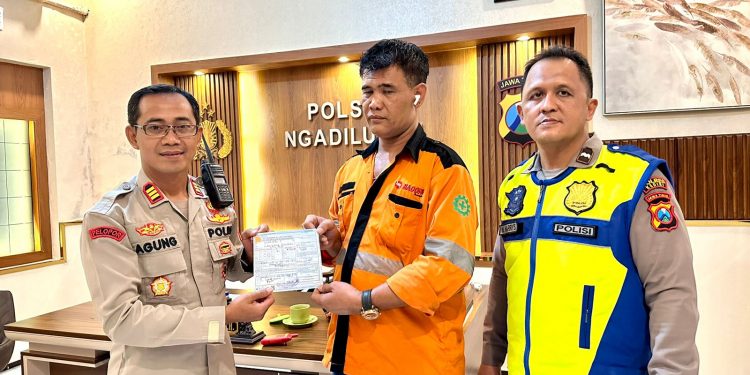 Dedi selaku sopir bus Bagong saat diamankan di Mapolsek Ngadiluwih (istimewa)