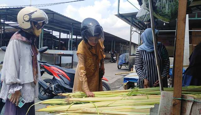 Suasana pedagang janur dan ketupat di Pasar Setono Betek (Sigit Cahya Setiawan)