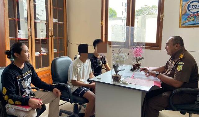 Pelaku Rexa dan Kelvin saat dilimpahkan ke Kejari Kabupaten Kediri (Wildan Wahid Hasyim)
