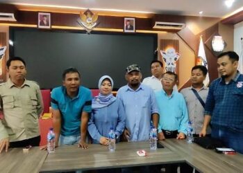 Perwakilan LSM usai pertemuan dengan sejumlah Komisioner KPU Kabupaten Kediri (Nanang Priyo Basuki)