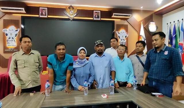 Perwakilan LSM usai pertemuan dengan sejumlah Komisioner KPU Kabupaten Kediri (Nanang Priyo Basuki)