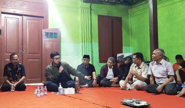 Mas Dhito saat bertemu perwakilan tokoh masyarakat dan warga (Sigit Cahya Setiawan)