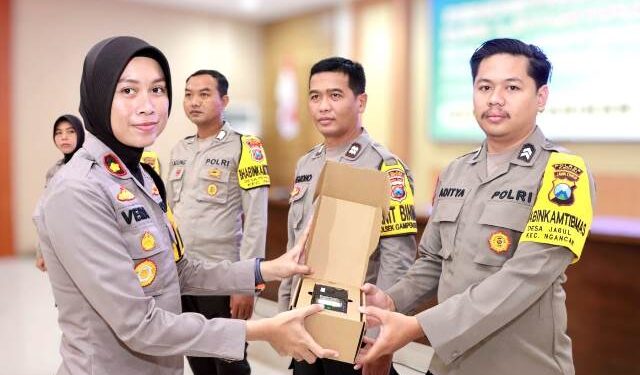 Wakapolres Kediri Kompol Verawaty Thaib serahkan alat komunikasi (humas)