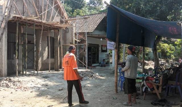 Tampak Supriyanto tengah berlatih berjalan di depan rumah direnovasi tim Sabilu Taubah (Kintan Kinari Astuti)