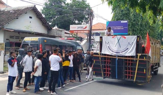 Suasana demo di depan Kantor Dinkes Kota Kediri (Sigit Cahya Setiawan)