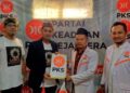 Reza Darmawan didampingi Laskar Samara Wijaya mendatangi Kantor DPD PKS Kota Kediri (Sigit Cahya Setiawan)