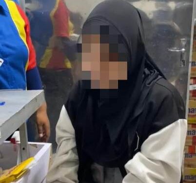 Terlihat gadis diduga pelaku saat kepergok mencurian uang (istimewa)