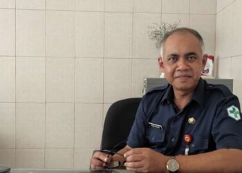 Kepala Puskesmas Ngadiluwih, dr. Mustadhim (Wildan Wahid Hasyim)