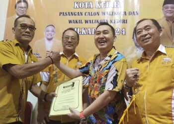 Bro Ronny saat kembalikan formulir ke DPC Hanura (Sigit Cahya Setiawan)