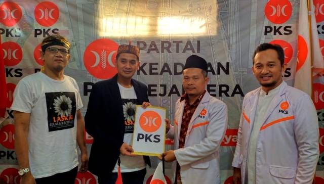Reza Darmawan didampingi Laskar Samara Wijaya mendatangi Kantor DPD PKS Kota Kediri (Sigit Cahya Setiawan)
