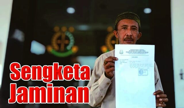 Supani selaku kuasa hukum saat melapor ke Kejari Kabupaten Kediri (Kintan Kinari Astuti)