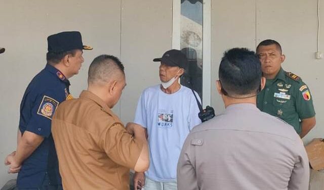 Suhartono, memakai topi dan berkaos putih saat menemui tim gabungan (istimewa)