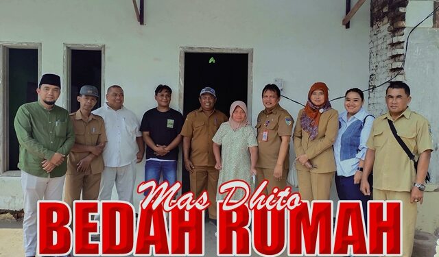 Ariyanto bersama tim pemerintah kabupaten saat mengunjungi Nurul Istonik (Sigit Cahya Setyawan)