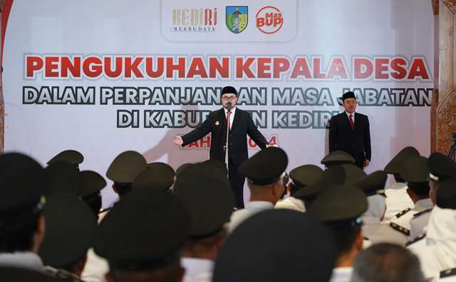 Serahkan SK Perpanjangan Jabatan, Pesan Bupati Dhito untuk Kades: Turun Ke Bawah! Serahkan SK Perpanjangan Jabatan, Pesan Bupati Dhito untuk Kades: Turun Ke Bawah!