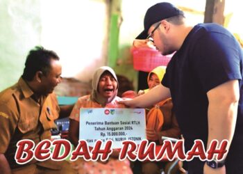 Mas Dhito saat menyerahkan bantuan kepada Nurul Istonik (Sigit Cahya Setiawan)