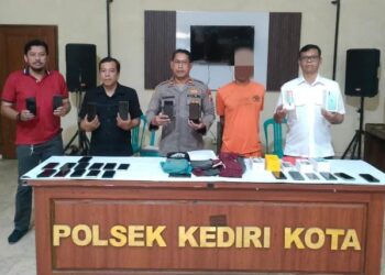 Kapolsek Kota Kompol Ridwan Sahara saat menunjukkan pelaku dan barang bukti (humas)