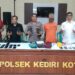 Kapolsek Kota Kompol Ridwan Sahara saat menunjukkan pelaku dan barang bukti (humas)