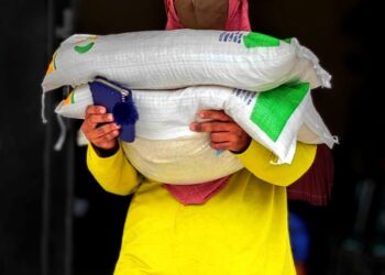 Penyaluran bantuan di Balai Desa Doko Kecamatan Ngasem (Wildan Wahid Hasyim)