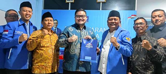Mas Dhito didampingi pengurus DPC PDI Perjuangan saat mengembalikan formulir ke DPD PAN 9Wildan Wahid Hasyim)