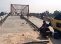 Para pekerja terlihat masih mengecat rangka baja pada Jembatan Jongbiru (Kintan Kinari Astuti)