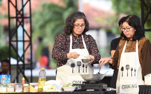 Pj Wali Kota Kediri Buka Demo Masak Berbahan Dasar Pangan Olahan Bersama Chef Ragil Pj Wali Kota Kediri Buka Demo Masak Berbahan Dasar Pangan Olahan Bersama Chef Ragil
