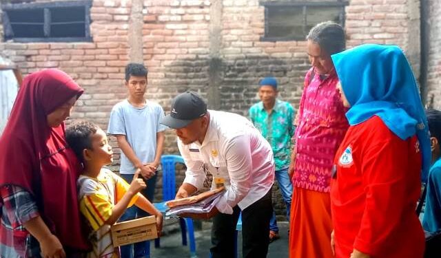 Kadisdik Anang Kurniawan bersama YLPA, perwakilan PCNU dan Muslimat menyampaikan bantuan (Kintan Kinari Astuti)