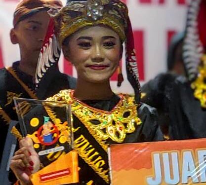 Saat menerima penyerahan penghargaan (Wildan Wahid Hasyim)