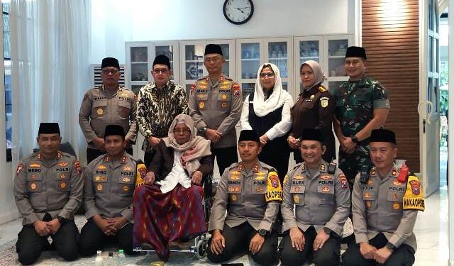 Kapolda dan Pj. Gubernur foto bersama KH. Nurul Huda Djazuli (Sigit Cahya Setyawan)