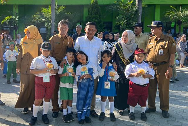 Wakil Ketua DPRD Kota Kediri Katino Bagikan Susu dan Roti Gratis di Hari Pertama Masuk Sekolah