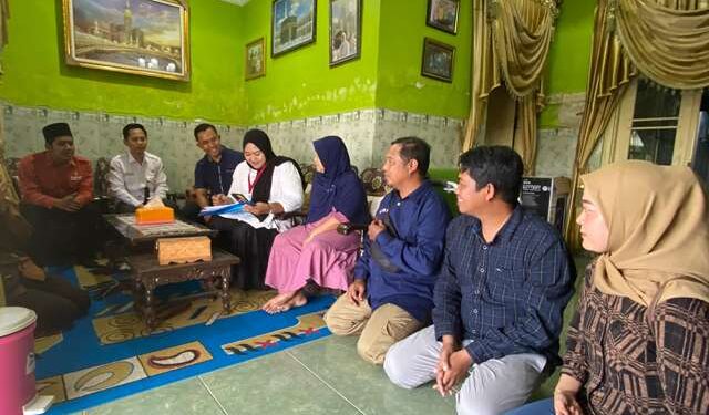 Pantarlih saat melakukan Coklit di wilayah Kecamatan Pare (istimewa)