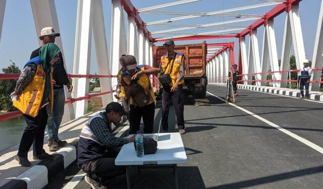 Tim gabungan melakukan tes loading di Jembatan Jongbiru (Kintan Kinari Astuti)