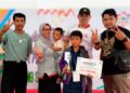 Bayu Arya Ripky diantara guru pendamping dan orang tuanya (istimewa)