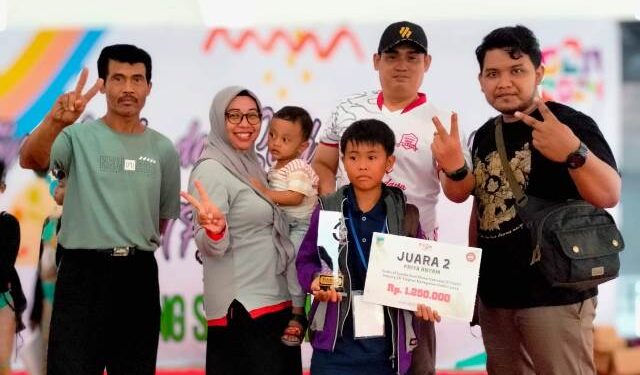 Bayu Arya Ripky diantara guru pendamping dan orang tuanya (istimewa)