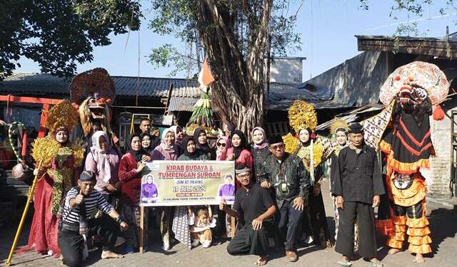 Suasana kirab budaya di Pasar Pahing (Sigit Cahya Setyawan)