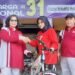 Pj. Wali Kota menyerahan doorprize sepeda kepada peserta jalan sehat (Kintan Kinari Astuti)