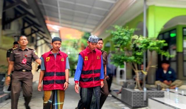 Kedua terdakwa dalam pengawalan ketat usai persidangan (Wildan Wahid Hasyim)