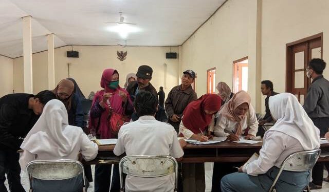 Suasana para pemohon mengumpulkan berkas permohonan beasiswa (Kintan Kinari Astuti)