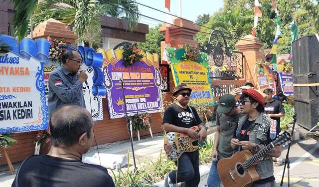 Massa aliansi ditemui perwakilan Kejari Kota Kediri (Sigit Cahya Setyawan)