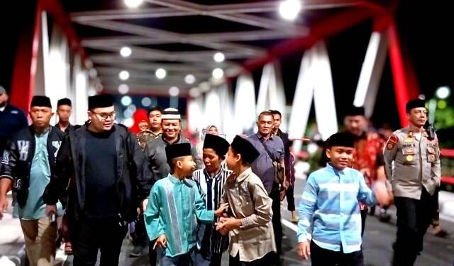 Mas Dhito saat melihat jembatan sebelum diresmikan Jumat besok (Faustav Imaniarta Wijaya)