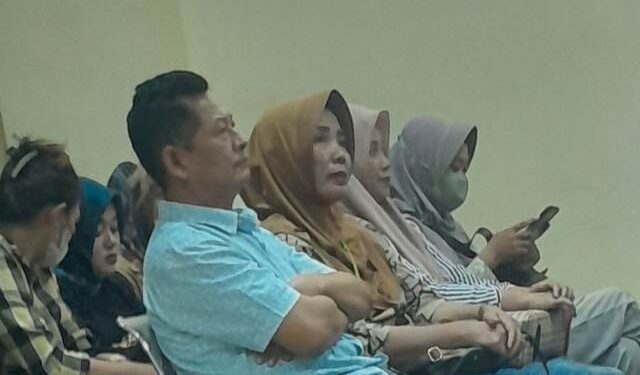 Kades Hari Amin saat jalani sidang di Pengadilan Negeri Tipikor Surabaya (istimewa)