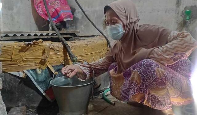 Air sumur milik warga masih tercemar limbah BBM (Wildan Wahid Hasyim)